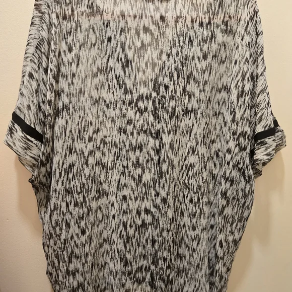 Two By Vince Camuto Black and Cream Blouse - Picture 4 of 6